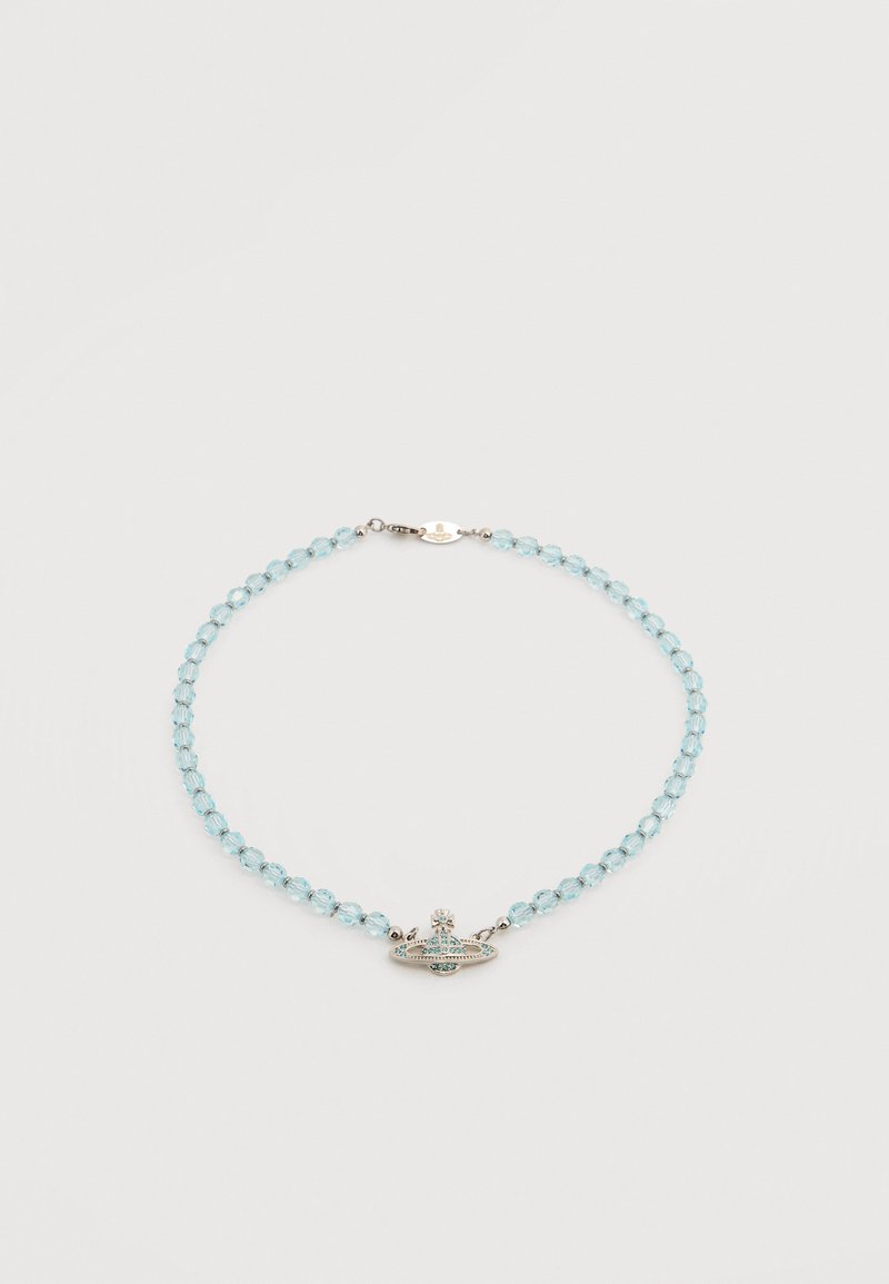 Κολιέ με στρογγυλές ανοιχτό μπλε χάντρες και ασημένιο μενταγιόν σφαιρικού σχήματος με μικρές τιρκουάζ πέτρες σε απλό λευκό φόντο.