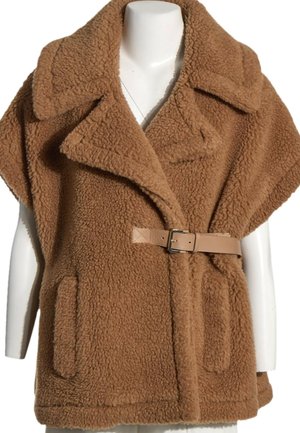 Veste courte à manches courtes en polaire teddy marron avec un large col, deux poches sur le devant et une ceinture beige avec une boucle argentée à la taille.