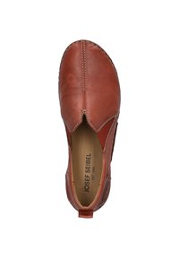 Scarpa slip-on in pelle marrone con punta tondeggiante. Presenta cuciture leggere e un pannello laterale testurizzato. All'interno mostra il marchio in nero.
