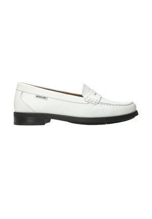 Mocassin en cuir blanc avec semelle noire, surpiqûres de style mocassin, et une petite étiquette de marque sur le côté.