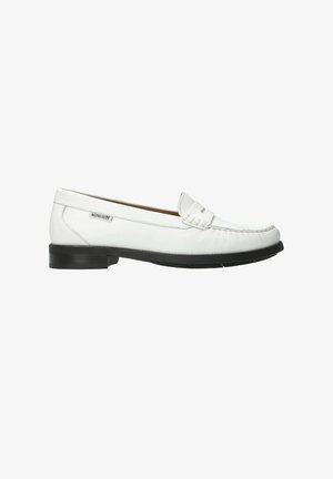 Mocassin en cuir blanc avec semelle noire, surpiqûres de style mocassin, et une petite étiquette de marque sur le côté.