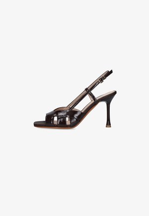 Sandalo slingback in pelle verniciata nera con punta aperta, ritagli a motivo quadrato, sottile cinturino alla caviglia e tacco alto e sottile.