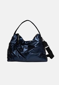 Navig blauw, gekreukeld nylon tas met een semi-gestructureerde vorm, dubbele handvatten, verstelbare schouderband en metalen hardware accenten.