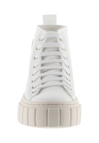 Sneakers high-top bianchi in tela con punta rotonda, occhielli in metallo, lacci piatti e una suola in gomma spessa e testurizzata. Design semplice e minimalista.