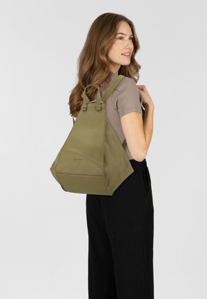 Sac à dos vert olive en matériau lisse et structuré, de forme triangulaire, avec deux sangles réglables et des détails de design minimalistes.
