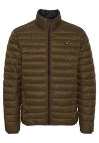 Dunjakke i olivengrøn med høj krave, lynlåslukning og vandret quiltet mønster. Letvægt, glat tekstur med sorte detaljer.