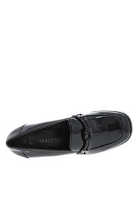 Mocasin en cuir verni noir avec un bout carré, présentant un accent de nœud décoratif et une texture lisse. Logo imprimé à l'intérieur de la chaussure.