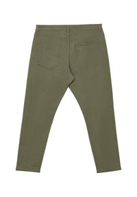 Pantaloni verde oliva, slim fit, vita media, materiale in cotone. Presentano due tasche posteriori con bordi cuciti e una superficie liscia e texturizzata.