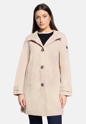 Beiger wasserdichter Mantel mit Kapuze, großen Knöpfen vorne, Seitentaschen und umgeschlagenen Bündchen; glatte Textur und knielanges Design.