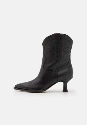 Cowboy/biker ankle boot - black