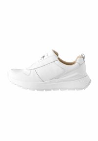 Hvide lædersneakers med tekstureret overflade, der har en lys tan indvendig foring, slankt design og en tykk gummisål med riller.
