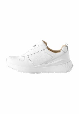 Weiße Ledersneaker mit strukturierter Oberfläche, ausgestattet mit einer hellbraunen Innenauskleidung, einem schlanken Design und einer dicken Gummisohle mit Rillen.