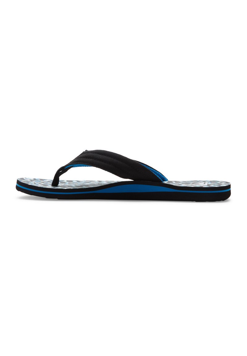 Mustat flip-flopit sinisillä yksityiskohdilla. Teksturoidut ylärima ja kuviollinen pohja. Kevyt pohja, jossa on pieni kaarevuus. Yksinkertainen muotoilu.