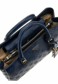 Sac à main en cuir bleu marine avec un motif de logo embossé, deux poignées, fermeture zippée et un accent de logo en métal doré.