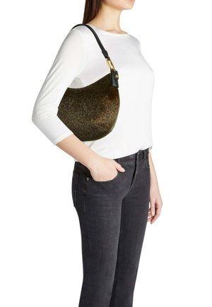 Borsa a tracolla con stampa leopardata e forma curva, realizzata in tessuto strutturato, con tracolla in pelle nera e dettagli in metallo dorato.