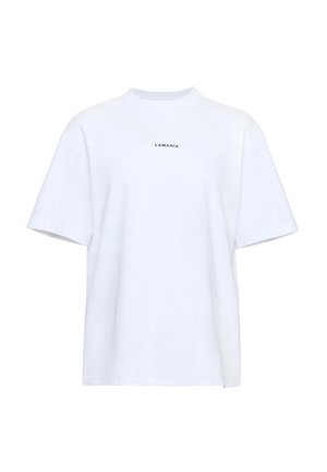 Biały t-shirt z krótkim rękawem, okrągłym dekoltem i małym czarnym napisem „LAMANIA” na środku klatki piersiowej.