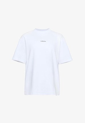 Biały t-shirt z krótkim rękawem, okrągłym dekoltem i małym czarnym napisem „LAMANIA” na środku klatki piersiowej.