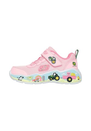 Rosa børnesneaker med landbrugstema-illustrationer inklusive traktorer, dyr, sol, lade og silo på sålen og den side strop.