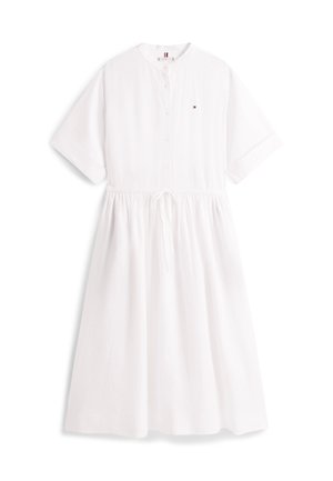 Robe blanche mi-genoux avec manches courtes, fermeture à boutons sur le devant, taille à cordon, et petit logo Tommy Hilfiger sur la poitrine.