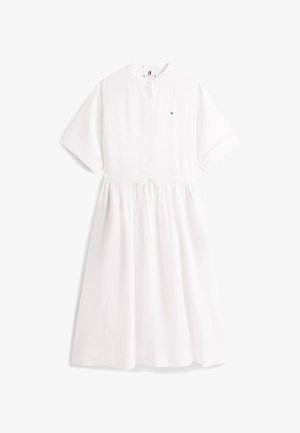 Hvid knælængde kjole med korte ærmer, knappelukning foran, snøre i taljen og lille Tommy Hilfiger logo på brystet.