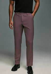 Next MOTIONFLEX  TAILORED - Kostymbyxor - purple