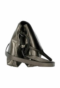 Borsa a tracolla in pelle grigia metallizzata con forma triangolare, dotata di base piatta, tracolla regolabile e design minimalista.