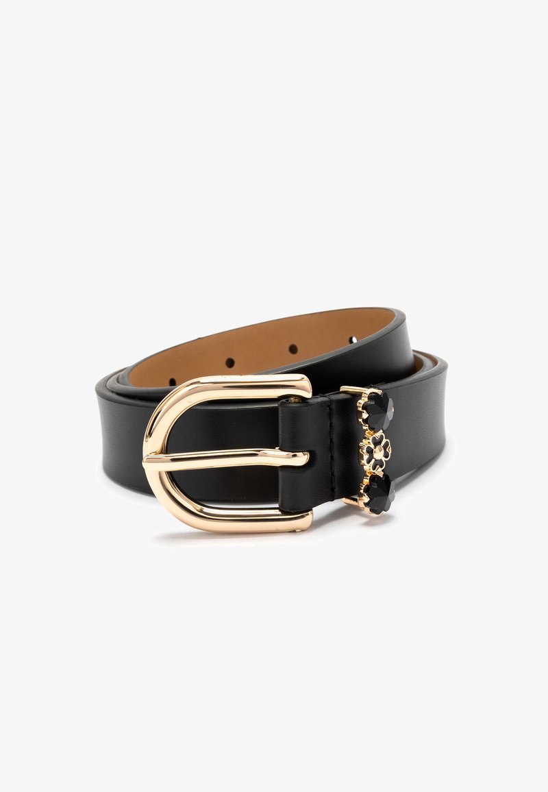 Zwarte leren riem met een gouden metalen gesp en decoratieve zwarte steenaccenten. Gladde textuur, met meerdere gaatjes voor aanpassing.