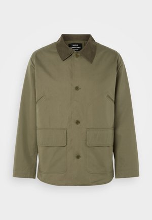 Giacca verde oliva con collo in suede marrone, dotata di due tasche anteriori a toppa e chiusura con bottoni, realizzata in un tessuto resistente.