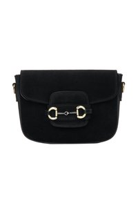 Czarna torebka na ramię zamszowa z klapką zapinaną na zatrzask, ozdobiona dekoracyjną złotą klamrą i przeszyciami wzdłuż krawędzi.