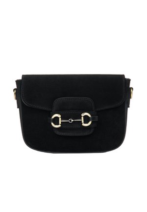 Czarna torebka na ramię zamszowa z klapką zapinaną na zatrzask, ozdobiona dekoracyjną złotą klamrą i przeszyciami wzdłuż krawędzi.