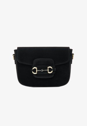 Crna džepna torba od brušenog antilopa s preklopnim zatvaračem, ukrašena ukrasnom kopčom zlatne nijanse i detaljima šavova duž rubova.