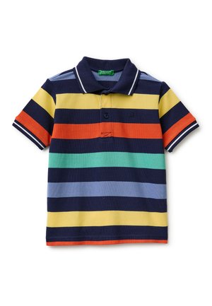 Polo a maniche corte con colletto blu navy e ampie righe orizzontali in giallo, arancione, blu navy, verde acqua e azzurro chiaro.