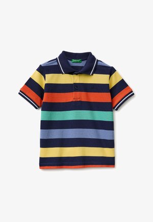 Koszulka polo z krótkim rękawem, granatowym kołnierzem i szerokimi poziomymi paskami w kolorach żółtym, pomarańczowym, granatowym, turkusowym oraz jasnoniebieskim.
