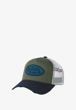 Casquette trucker verte et marine avec un dos en mesh, ornée d'un patch en logo brodé bleu. Sangle ajustable avec des coutures rouges décoratives.