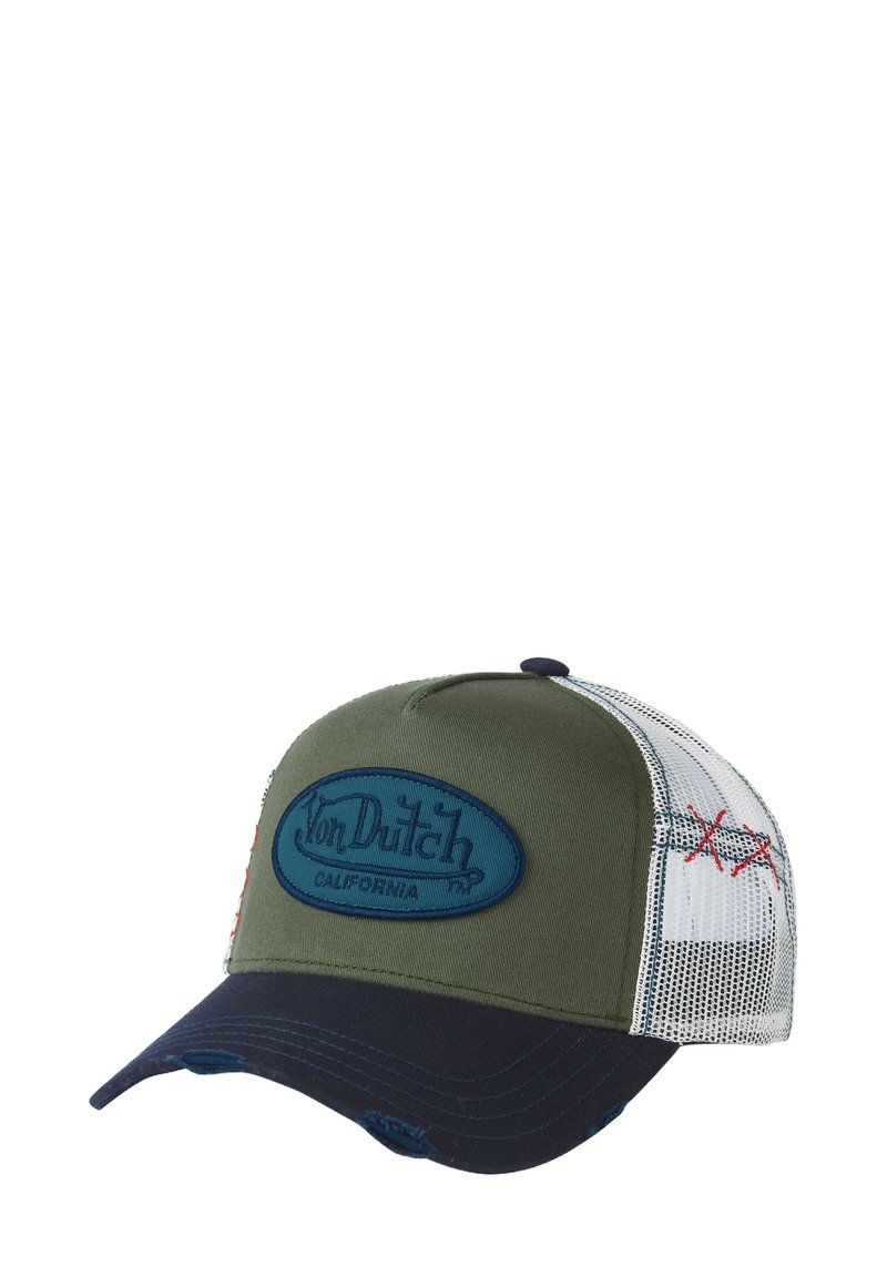 Casquette trucker verte et marine avec un dos en mesh, ornée d'un patch en logo brodé bleu. Sangle ajustable avec des coutures rouges décoratives.