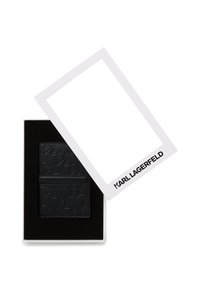Fekete bőr pénztárca texturált geometrikus mintával, fehér dobozban, kivágott ablakkal és "KARL LAGERFELD" feliratozással.
