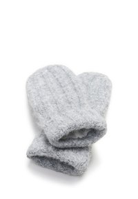 Grå strikkede vanter lavet af blødt, tekstureret materiale, med en ribbet design og pelsforing, stablet med åbne manchetter.