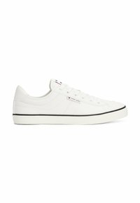 Baskets en cuir blanc avec un design bas, comprenant des lacets ronds, une semelle en caoutchouc noire, et un logo de marque subtil sur le côté.