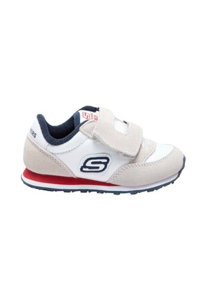 Dziecięce sneakersy Skechers w białym i szarym zamszu. Posiada zapięcie na rzep, granatowe detale i czerwone akcenty na podeszwie. Lekka konstrukcja.