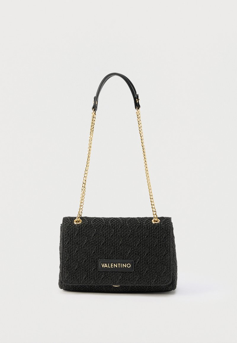 Μαύρη τσάντα ώμου Valentino με καπιτονέ σχεδίαση, χρυσή αλυσίδα και μαύρο δερμάτινο τμήμα χειρολαβής, υφασμάτινη με υφή, ορθογώνιο σχήμα.