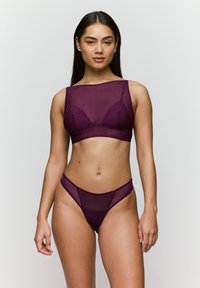 Bordeaux lingerie set met een geribbeld crop top met een rechte halslijn en een bijpassende string met doorschijnende accenten en minimale bedekking.