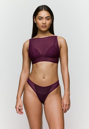 Bordeaux Lingerie-Set mit einem gerippten Crop-Top mit geradem Ausschnitt und einem passenden String mit transparenten Akzenten und minimaler Bedeckung.