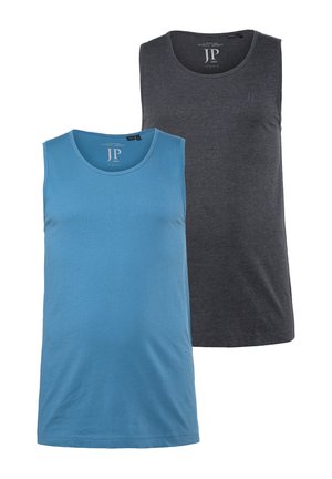 Deux débardeurs pour hommes sans manches, l'un bleu clair et l'autre gris foncé, avec des encolures rondes et un petit logo près du col.