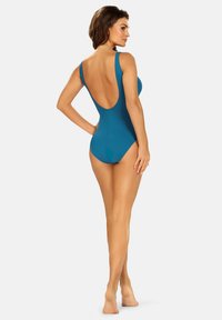 Turkusowy jednoczęściowy kostium kąpielowy z niskim dekoltem na plecach, szerokimi ramiączkami i dopasowanym krojem, wykonany z gładkiego, elastycznego materiału.