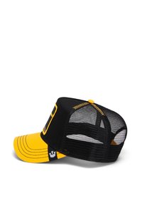 Gorra de camionero negra y amarilla con visera curvada, parte trasera de malla y costuras en contraste. Presenta un parche con logo en el lateral.