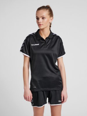 Sort sportsættet bestående af trøje og shorts lavet af let, fugttransporterende stof med hvide detaljer og krave. Funktioner inkluderer logo på brystet.