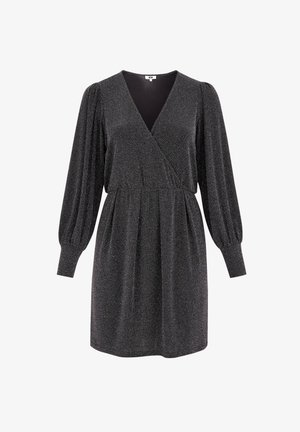 Czarna sukienka z długimi bufkowymi rękawami, dekoltem w kształcie litery V i dopasowaną talią. Teksturowany materiał z delikatnym wzorem. Długość do połowy ud.