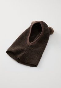 Barna bolyhos arctakaró, két kis csatlakoztatott medvefüllel, amely a fejet és nyakat takarja, nyitott arccal.