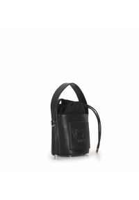 Zwarte leren tas met een trekkoordsluiting, voorzien van een frontgebosseld logo, korte handgreep en metalen voetjes aan de onderkant.