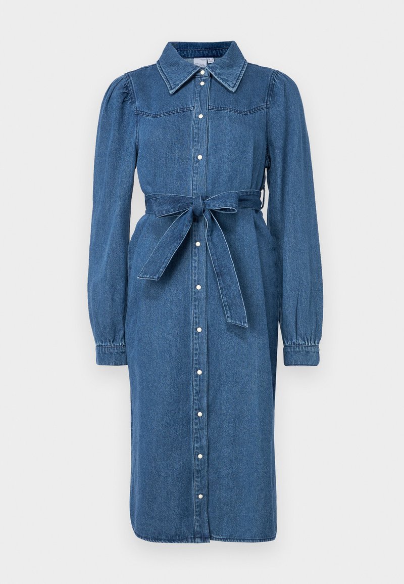 Denim jurk met lange mouwen, knoopsluiting aan de voorkant, puntige kraag en een tailleband. Heeft een getailleerd lijfje en een uitlopende rok. Medium blauwe kleur.